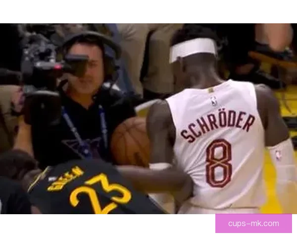 施罗德飞踹克莱尔引发争议 被判一级恶意犯规遭裁判严厉处罚